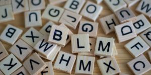 Pelikuvausten kirjoittaminen: miten sanat vaikuttavat käyttäjän valintoihin